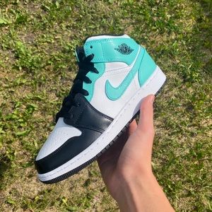 Jordan 1 mid igloo size 7Y